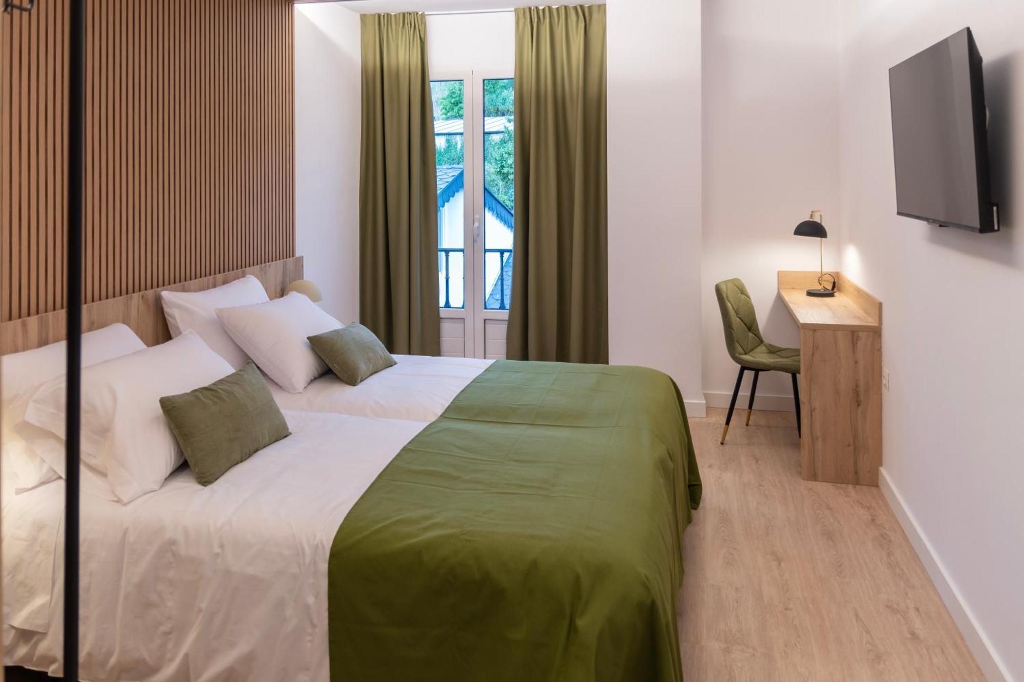 Hotel & Restaurante El Casino Вилафранка дел Биерсо Екстериор снимка